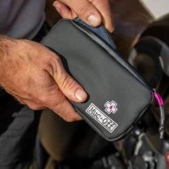 Muc-Off Mallette D'urgence Résistant à La Pluie - Jaune Hi-Vis -Vélos Équipement Magasin mallette durgence resistant a la pluie jaune hi vis 3