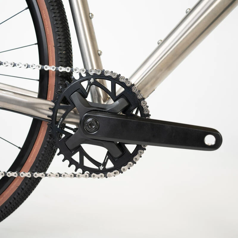 VELO GRAVEL TRIBAN GRVL 900 HOMME Cadre Titane VELO GRAVEL TRIBAN GRVL 900 HOMME Cadre Titane -Vélos Équipement Magasin velo gravel triban grvl 900 homme cadre titane 1