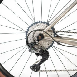 VELO GRAVEL TRIBAN GRVL 900 HOMME Cadre Titane 4 VELO GRAVEL TRIBAN GRVL 900 HOMME Cadre Titane -Vélos Équipement Magasin velo gravel triban grvl 900 homme cadre titane 2