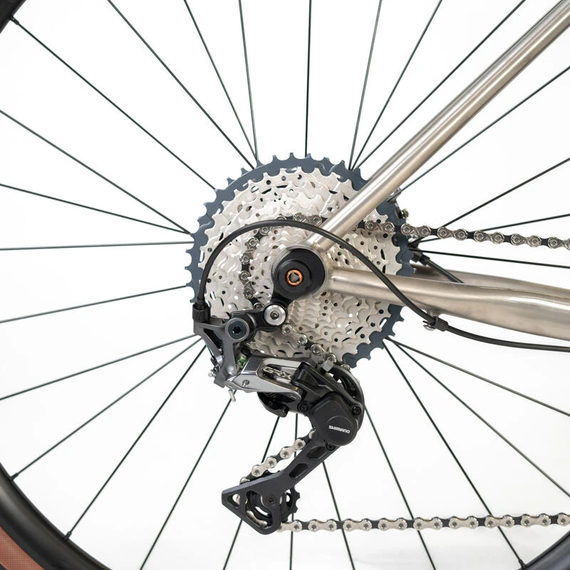 VELO GRAVEL TRIBAN GRVL 900 HOMME Cadre Titane VELO GRAVEL TRIBAN GRVL 900 HOMME Cadre Titane -Vélos Équipement Magasin velo gravel triban grvl 900 homme cadre titane 2